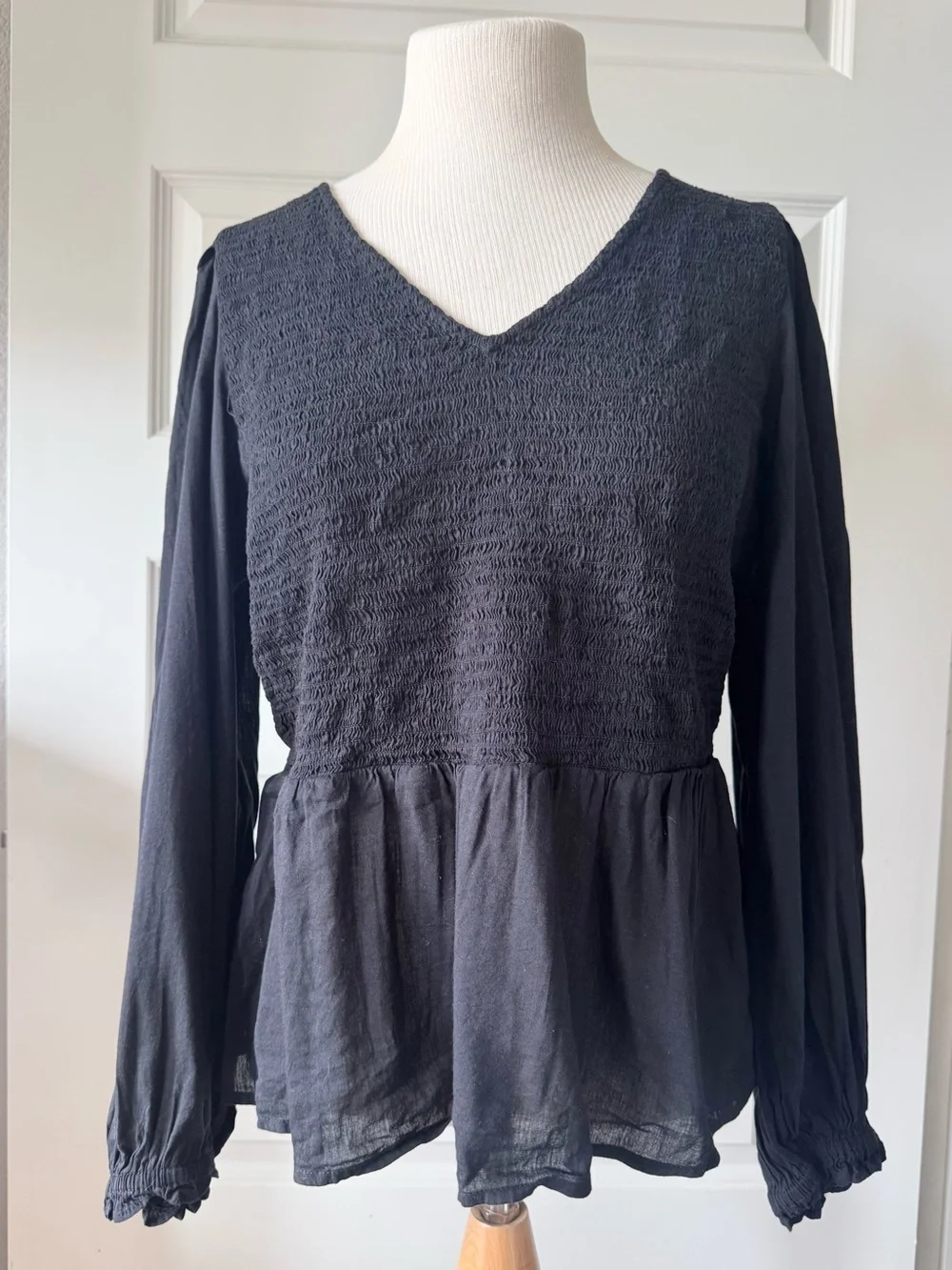 Old Navy Black Smocked Peplum Blouse Women’s XL Long Sleeve V-Neck
